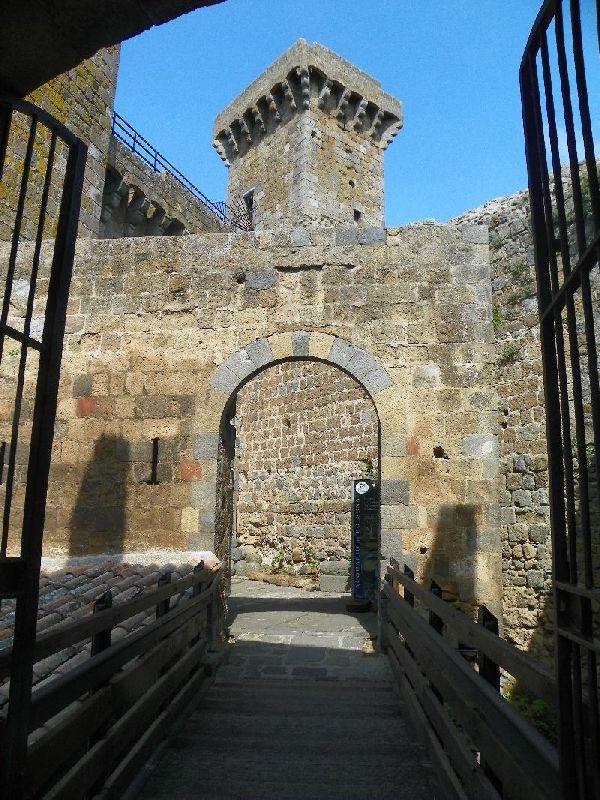 Das Museum in der Burg kann besichtigt werden, die Burgmauer ist gegen Bezahlung begehbar. Für heute hatten wir jedoch genug Treppen. ;-)))