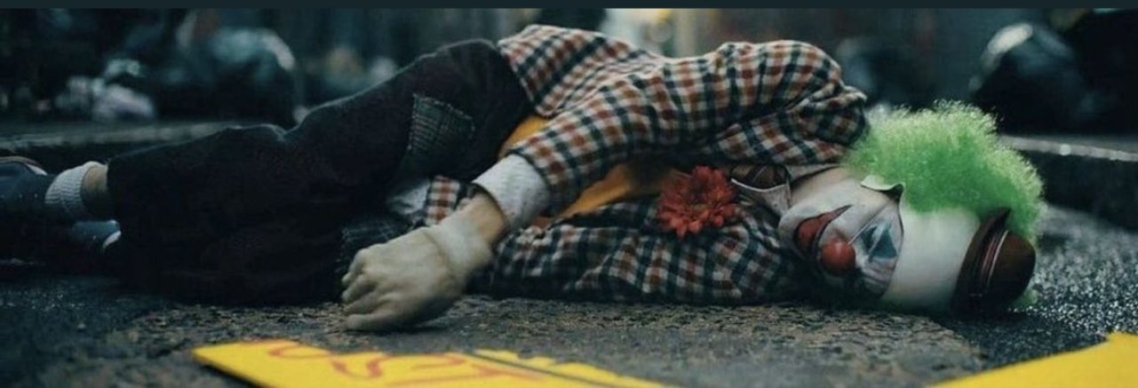 клоун сидит. лежачий клоун. лежачий клоун. лежачий клоун. костюм клоуна лежит.