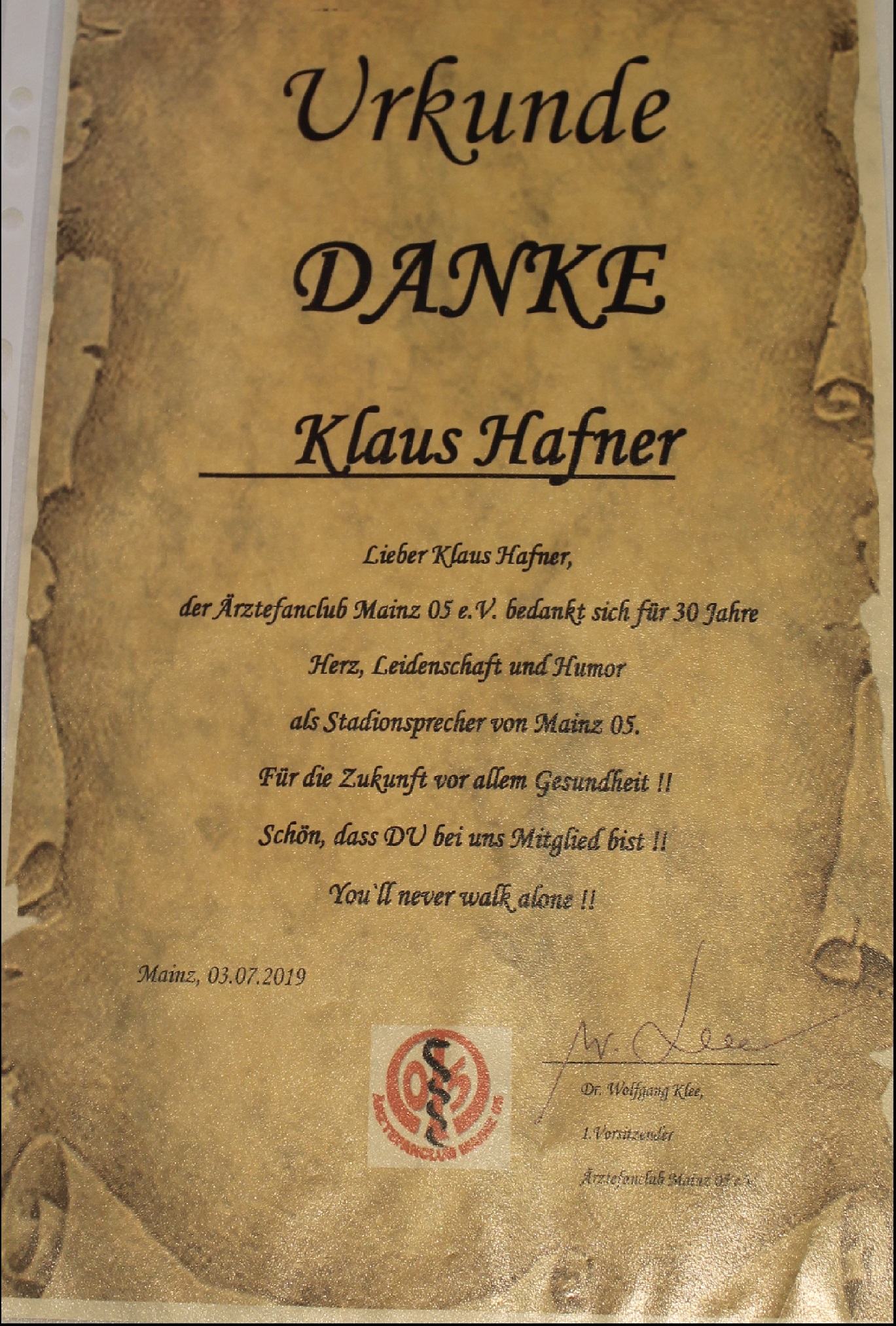 Der ÄFC bedankt sich mit einer Urkunde bei Klaus Hafner für 30 Jahre Stadionsprecher und dass er im ÄFC bereits jahrelang Mitglied ist.