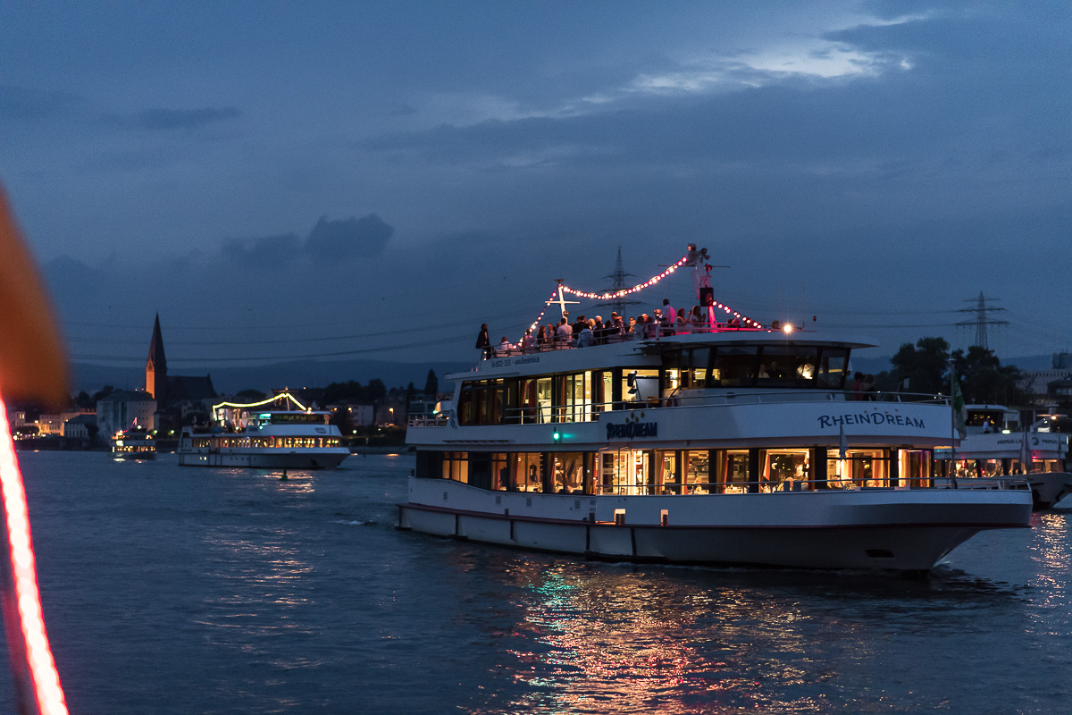 Und ein Schiff nach dem anderen im Schlepptau - gleich geht's los 