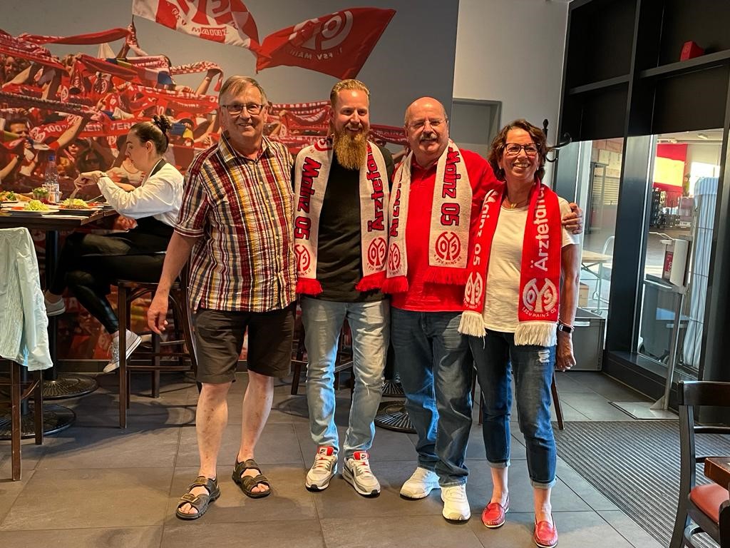 die Schönste vom Ärztefanclub Mainz 05 mit dem Allerschönste: Andreas Bockius - Stadionsprecher des FSV