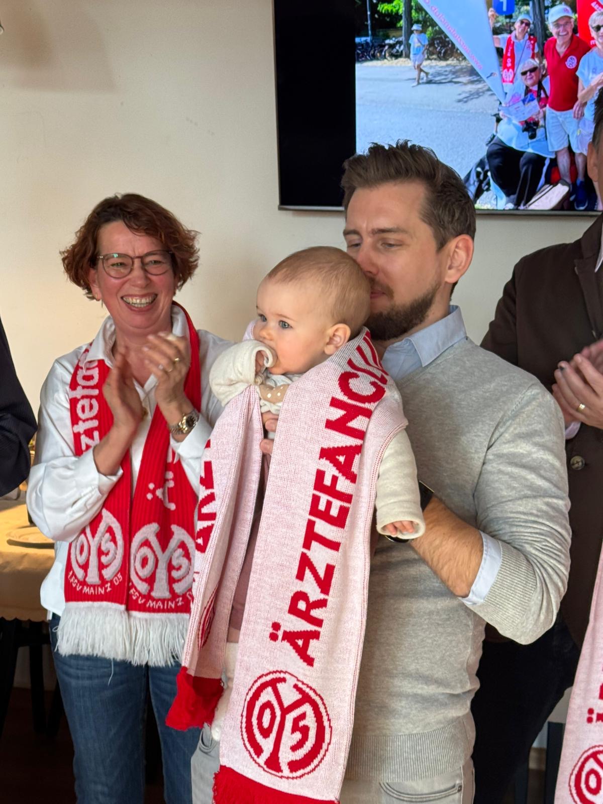 Hier ist das "PrachtGirl" LINA als jungstes Mitglied beim Ärztefanclub Mainz 05 e.V.