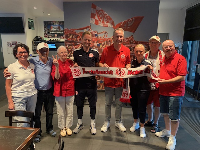 Das obligate Ärztefanclub-Gruppenbild - erstmals mit einer FSV-Fussball-Damen-Offiziellen !