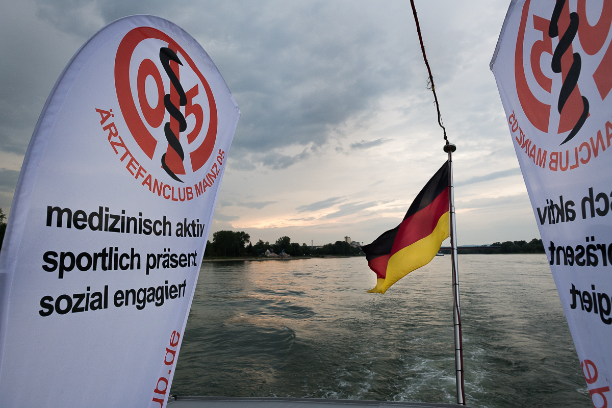 Der Ärztefanclub zeigt Flagge