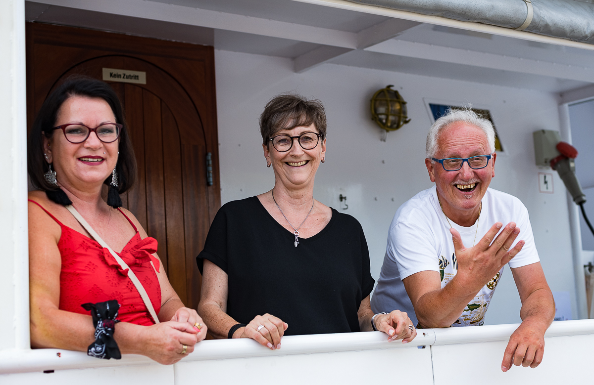 Ja, wir schwimmen auf dem Wasser