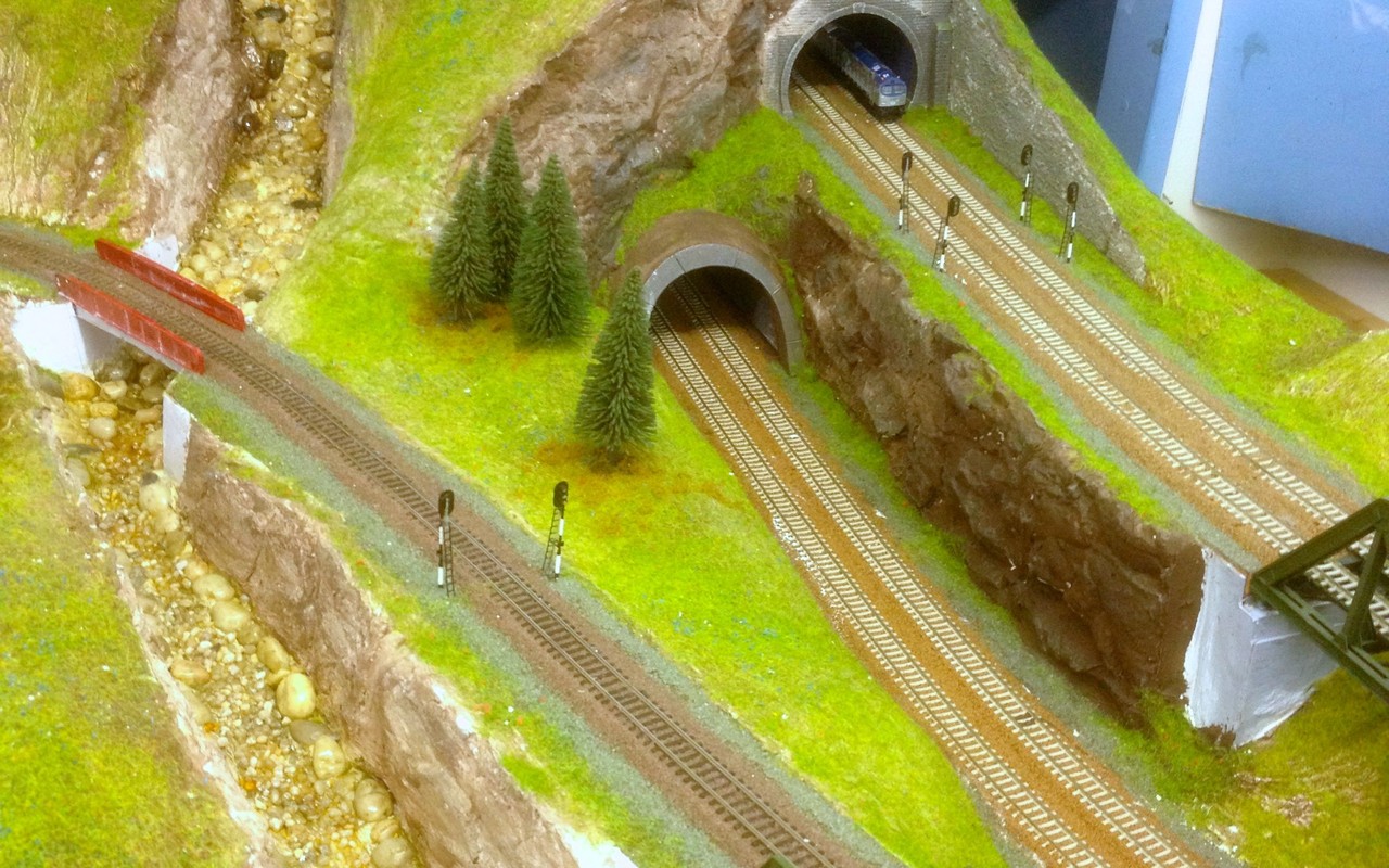 Tunnelingangen vanuit Sittard richting Heerlen (r) en Maastricht (l). Links daarnaast de Miljoenenlijn tussen Schin op Geul en Kerkrade.