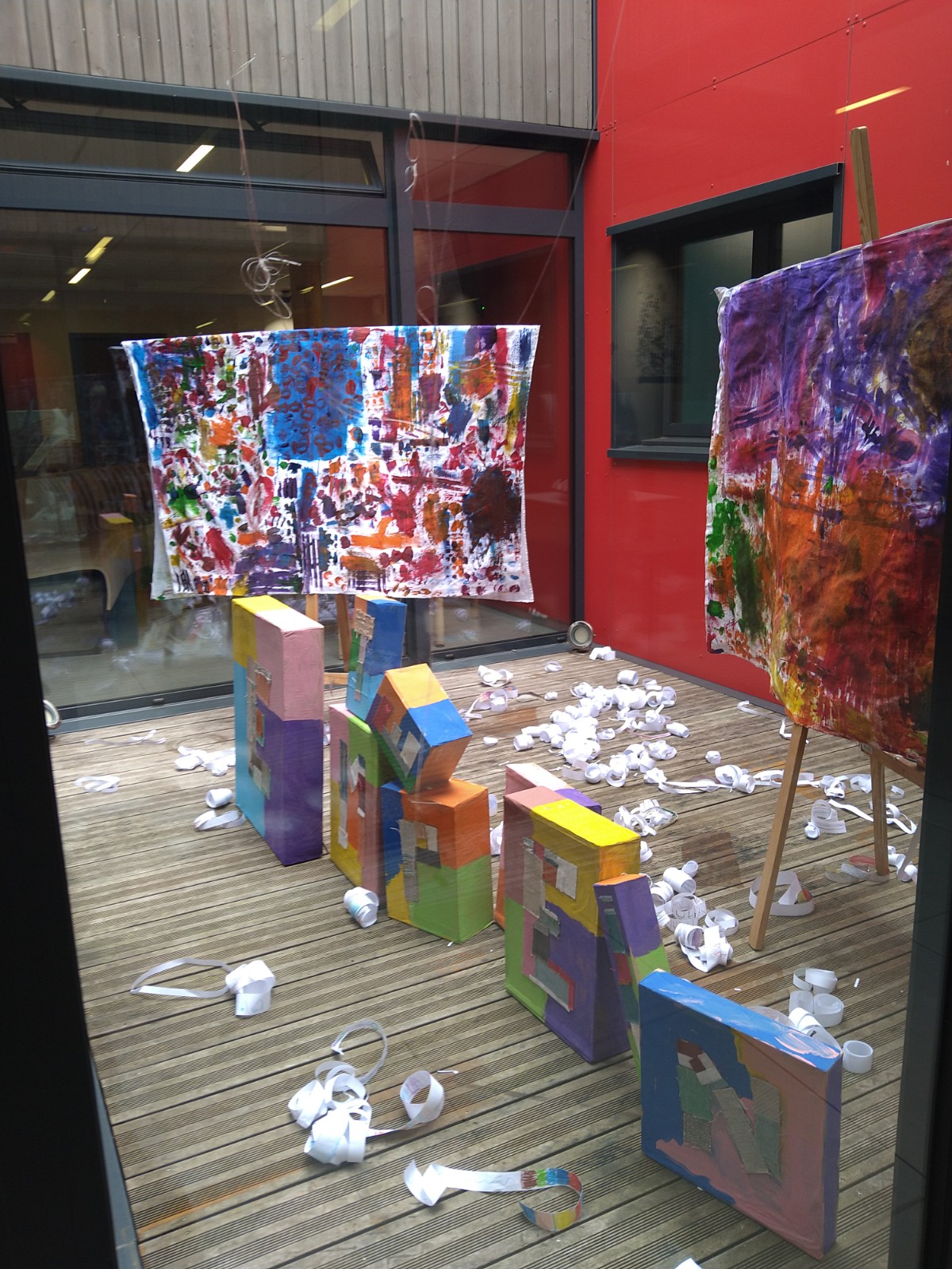 "Empreinte" oeuvre collective réalisée avec les éléves de l'Ecole de Gonneville sur scie - 2023 acrylique sur drap de lin recyclé 1m50x1m peinture et collage tissu sur carton recyclé