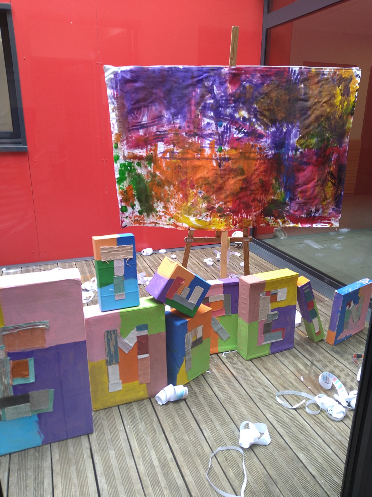"Empreinte" oeuvre collective réalisée avec les éléves de l'Ecole de Gonneville sur scie - 2023 acrylique sur drap de lin recyclé 1m50x1mpeinture et collage tissu sur carton recyclé