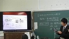 班でまとめたものをタブレットのカメラ機能でテレビに大きく映し内容をみんなで共有する