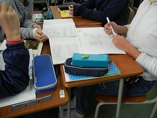ワークシートで考えた後、班で理想の町にするため願いをまとめていく