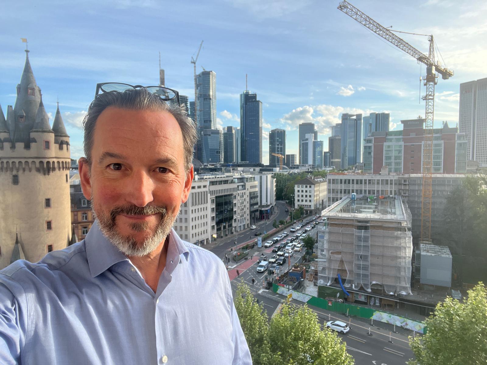 Robert Rath ist ein hervorragender Athlet und toller Mensch. Neben seiner bewundernswerten Fitness hat er sich ein tiefes und sehr umfassendes Wissen über Anatomie, Physiologie, Neurotraining und die Zusammenhänge zwischen Körper und Seele erarbeitet und 