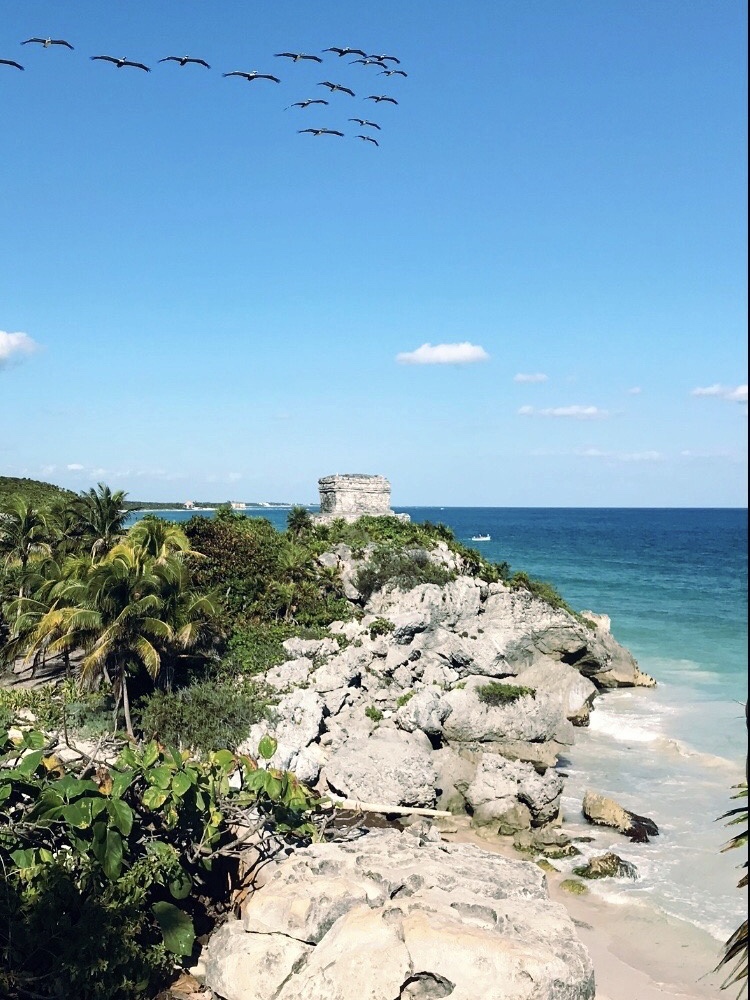 Die Ruinen von Tulum über dem karibischen Meer