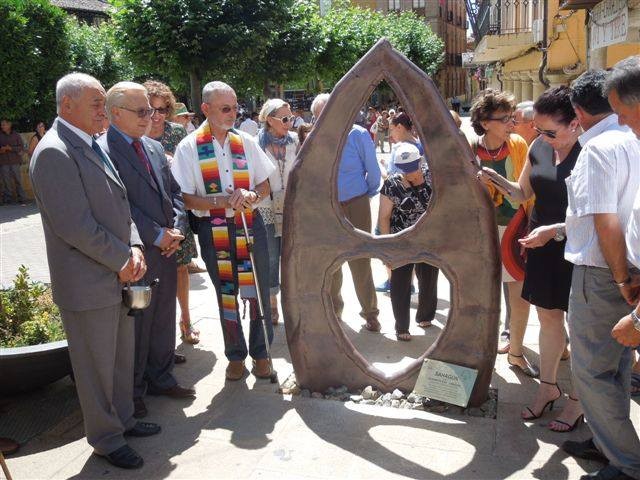 Monumento que el Ayuntamiento de Sahagún ha dedicado a los Donantes de Sangre en la Plaza Mayor de esta histórica Villa.