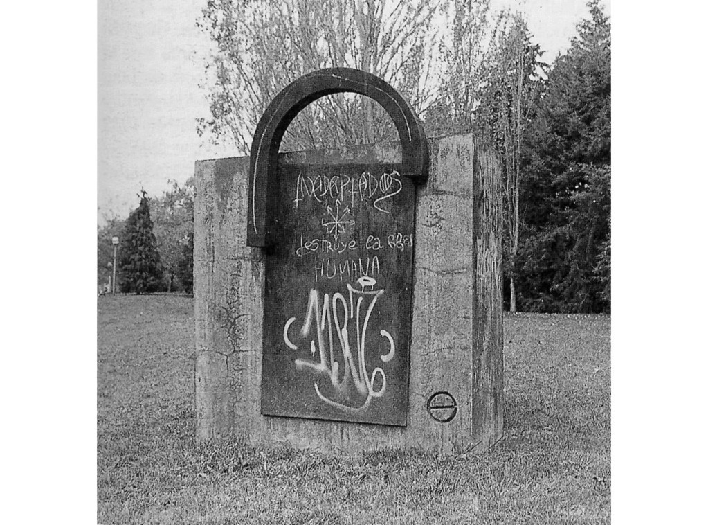 Vitoria-Gasteiz. Escultura en los jardines e la Senda de los Donantes de Sangre. Foto Garikoitz Estornés Zubizarreta, España, 1999.