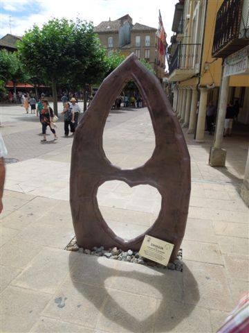 Monumento que el Ayuntamiento de Sahagún ha dedicado a los Donantes de Sangre en la Plaza Mayor.