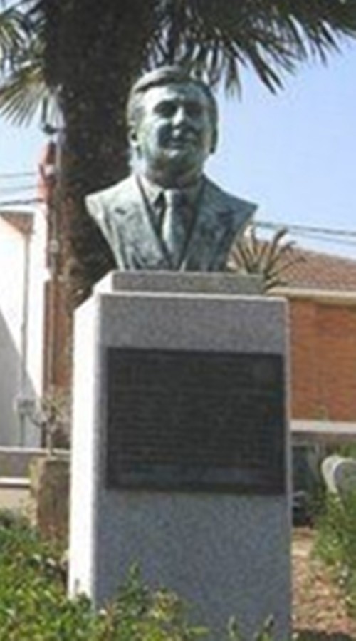 Monumento al Donante en Vida, Martín Manceñido Fuentes, Plaza que lleva su nombre en Valdefuentes del Páramo - ESPAÑA, su pueblo natal. Foto Jesús Glez.