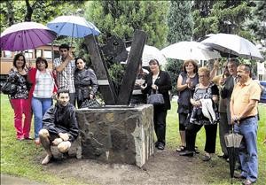 Monolito al Donante, se ubica en el parque de la Casa de Cultura de Villablino - España..