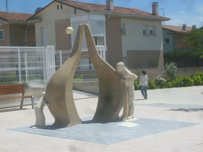 Esculturas del Monumento a los Donantes en Barásoain (Navarra) - España.