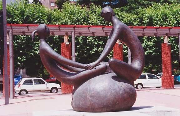 Escultura urbana realizada en bronce por Marino Amaya y su hijo Salvador Amaya, en el año 1997. Consta de un pedestal de granito en forma de cruz latina sobre el que se erigen las figuras de un hombre y una mujer desnudos frente a frente, León - ESPAÑA.