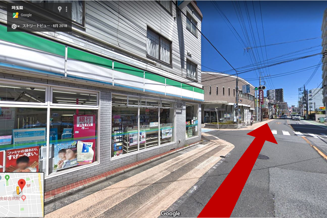 五差路方面より 国道17号に向かいます。ファミリーマート、武蔵野銀行を通過。