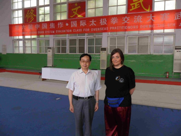 Alfie mit GM Kang Gewu in Jiaozuo nach bestandener Prüfung zum 4. Duan 2011