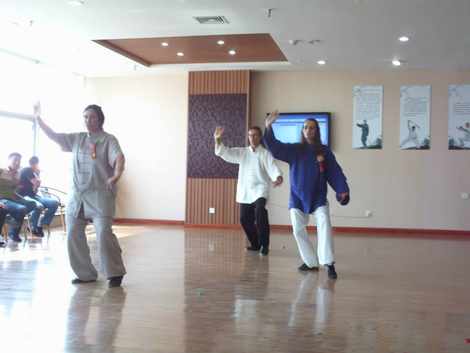 Alfie bei einer Vorführung zur Erföffnung von Chen Bings Schule in Zhengzhou 2013