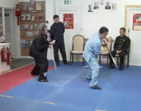 Alfie mit Großmeister Chen Zhenglei, Schwertform, Manchester 2017