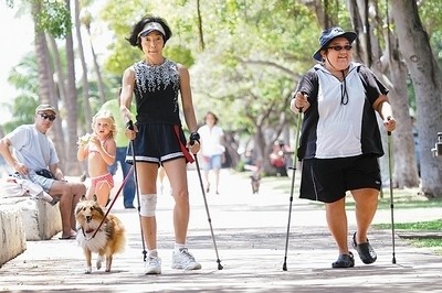 Dos personas afectadas de Parkinson, utlizando bastones y técnica FITTREK ( Hawai )