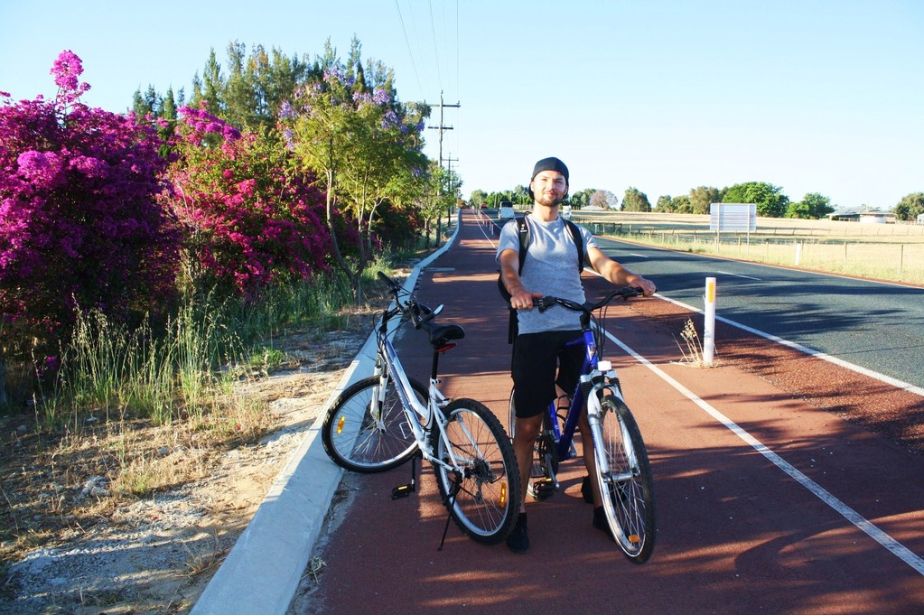 Wir erkunden Swan Valley ( Weingebiet, Henley Brook ist 1 Ort davon) mit den Fahrraedern. :)
