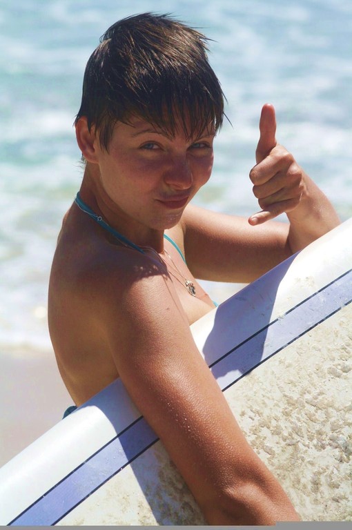 Katti macht das typische crazy Surferhandzeichen. Alles klar!?! ;)