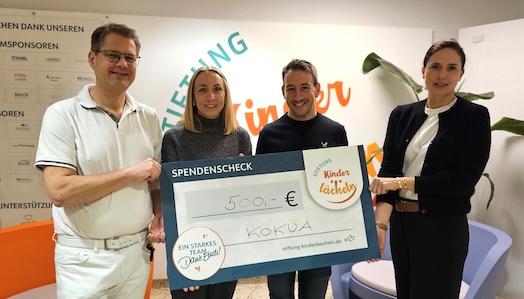 Christina und Florian Deibl (in der Mitte) übergeben den Spendenscheck in Höhe von 500 Euro an Chefarzt Prof. Dr. Matthias Keller (links) und Vorständin Dr. Maria Diekmann (rechts)