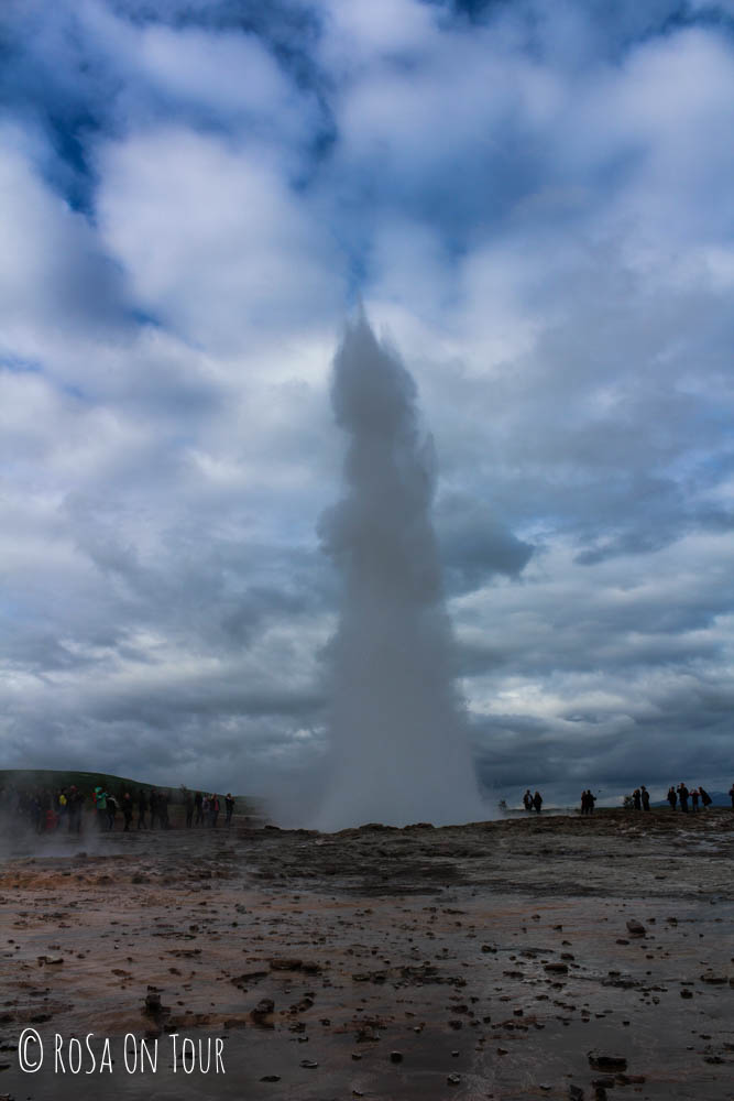 Den berühmten Geysir kann man ohne Touristen fast nicht fotografieren.