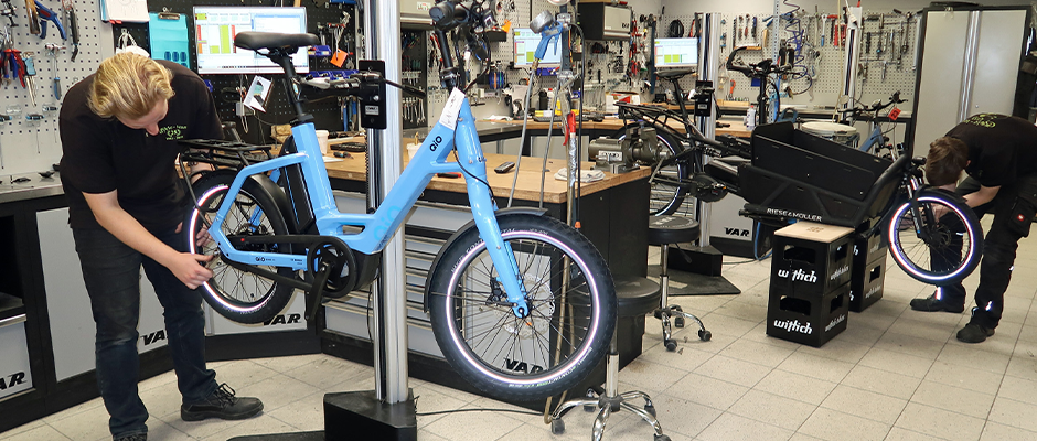 Zwei Monteure in der Fahrradwerkstatt