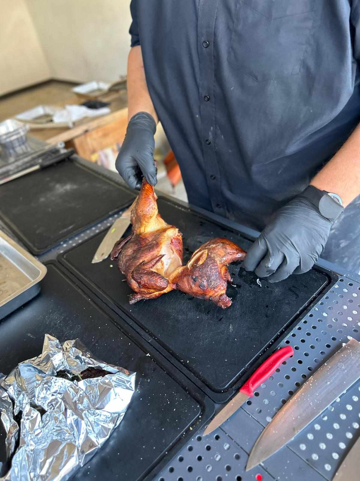 Biohof Sieber Vorarlberg & ALE-X-BBQ Kurs 2023 BBQ Huhn geschnitten 