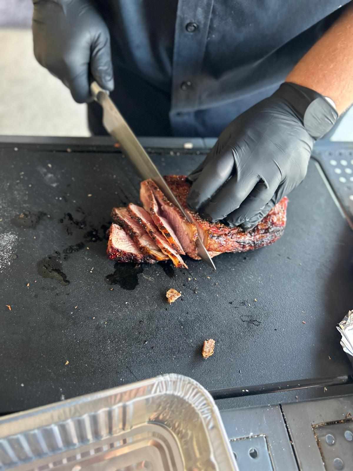 Biohof Sieber Vorarlberg & ALE-X-BBQ Kurs 2023 BBQ Steak geschnitten 