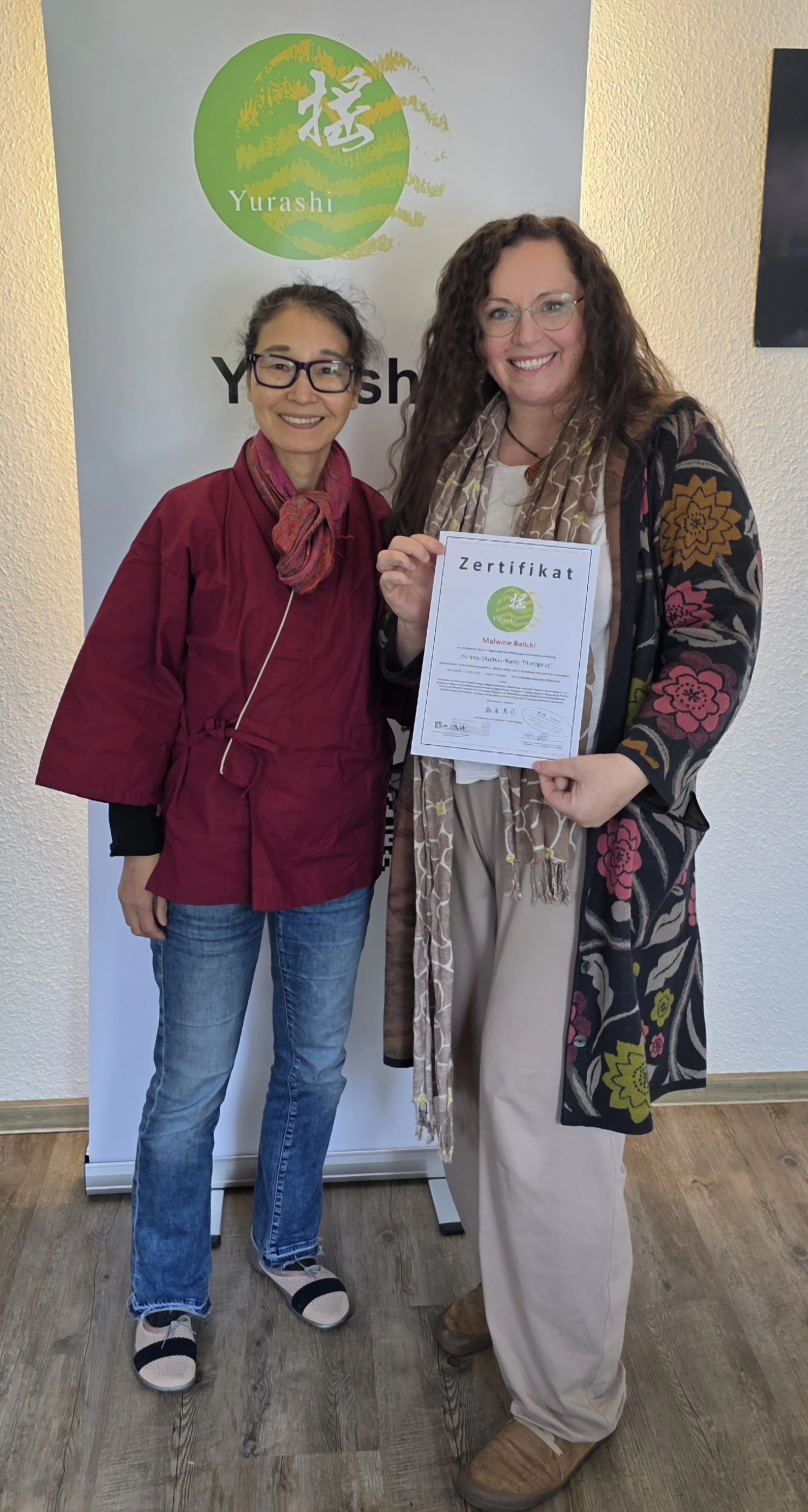 Misao Morota - Yurashi Lehrerin, Heilpraktikerin und ich nach bestandener Yurashi-Therapeuten-Ausbildung 