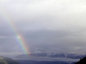 Regenbogen in den Bergen.