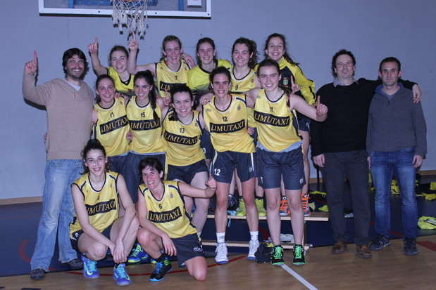 Plantilla y cuerpo técnico celebran el triunfo, el ascenso y el título de campeón. Foto cedida por la sección de baloncesto.