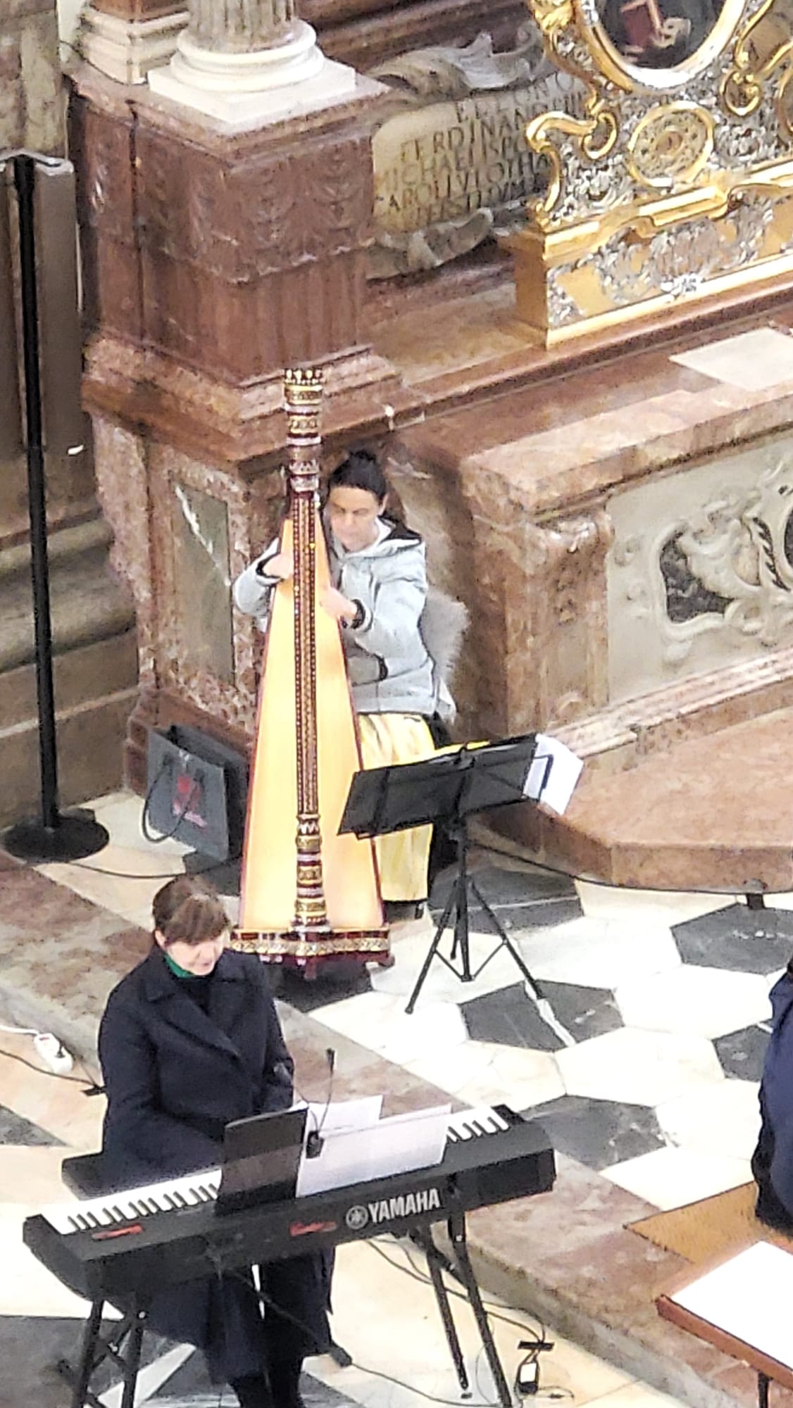 Am Klavier Mariela und an der Harfe Margit.