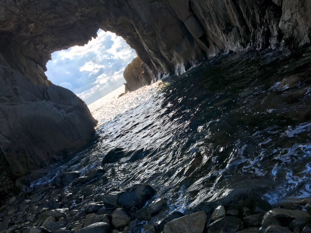 海も洞窟越しに見れば、格別なんだな。