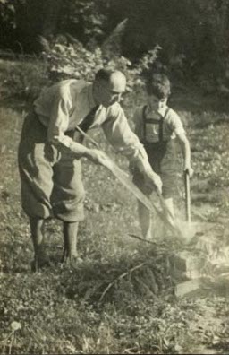 Brünn, Lagerfeuer im Garten von Haus Tugendhat, Fritz und Ernst Tugendhat. Foto Familienbesitz ca. 1937