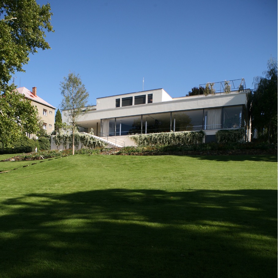Haus Tugendhat, Gartenfassade mit „betonter Leere“ der Gartenwiese. Foto: Jong Soung Kim, 29.9.2012