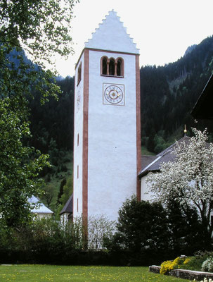 Fusch an der Großglocknerstraße, Pfarrkirche, Turm, 13. Jh, Ostfassade, nach Restaurierung mit Kalkfarbe,  Foto IH 1993