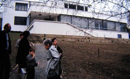 Brünn, Garten des Hauses Tugendhat 1990. Hanna Lambek (geb. Weiss) besucht nach 42 Jahren zum ersten Mal ihr Elternhaus, mit ihrer Schwester Daniela Hammer Tugendhat. Die Terrassierung des Gartens und die dazu gehörigen Treppen rekonstruiert 1969 mit Haus