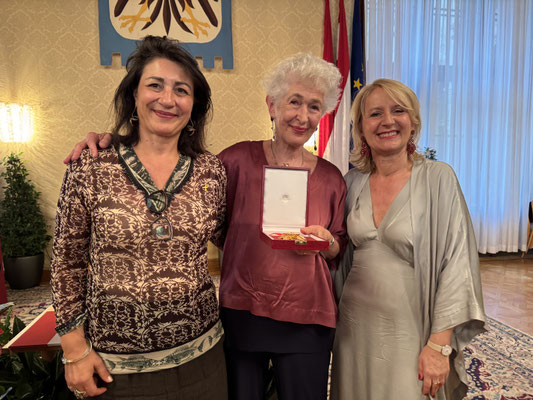 City Councillor for Culture Veronica Kaup-Hasler, Daniela Hammer-Tugendhat, and the laudatory speaker, Johanna Schwanberg. Photo: Ivo Hammer