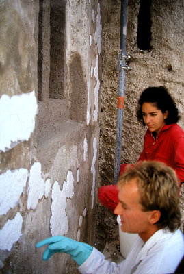 Weißenkirchen/NÖ, Pfarrkirche, oktogonaler Turm mit Ziegelmauer, 14. Jh., Gipsumwandlung mit Ammoniumcarbonat-Kompressen, Bundesdenkmalamt (Ivo Hammer, Johannes Preis, frz. Praktikantin) 1989 