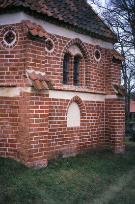 Bokel/Niedersachsen, Kreis Gifhorn, Johanneskapelle, 1471, Konservierung und Restaurierung der Ziegelmalerei 1997. Das Traufenwasser fließt auf der leicht abschüssigen Grasnarbe vom Sockel weg