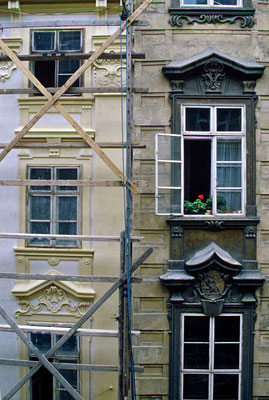 Wien I, Singerstr. 18 und 20, Fassaden von ca. 1720. Die eingerüstete Fassade wurde 1986 restauriert: mechanische und chemische Entfernung der stark beschädigten Kalk-Übertünchungen und der beiden Leinöl-Anstriche des 19. Jahrhunderts. Wiederherstellung