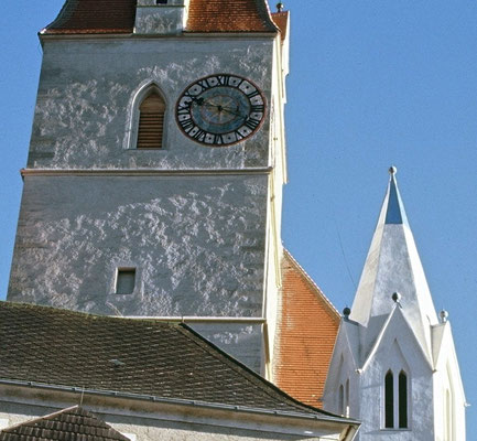 Weißenkirchen/Niederösterreich, Pfarrkirche, oktogonaler Turm aus Ziegelmauerwerk, 1. Hälfte 14. Jahrhundert mit Resten des ursprünglichen geglätteten Putzes in Kalkfresko-Technik, großer Turm mit ursprünglichem, rau abgezogenem Putz von 1502