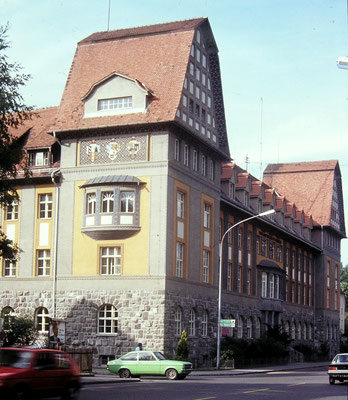 Bregenz, Schillerstraße 2, Finanzlandesdirektion, 1911/12, Südwestecke, Fassadenmalerei in Kaliwasserglas-Technik (KEIM A) von Florus Scheel d.Ä. Foto 1986